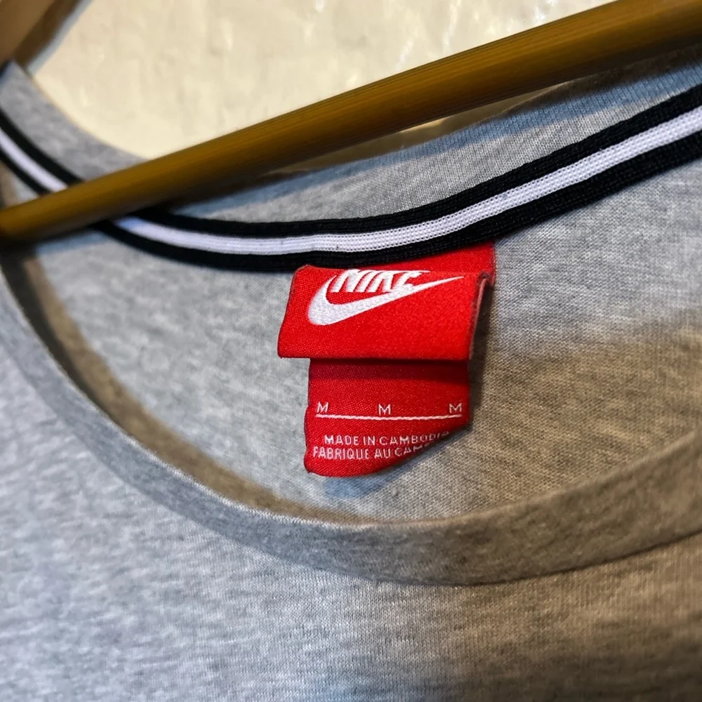 Nike women’s oversized loose fit cutoff sleeveless round hem shirt size‎ medium